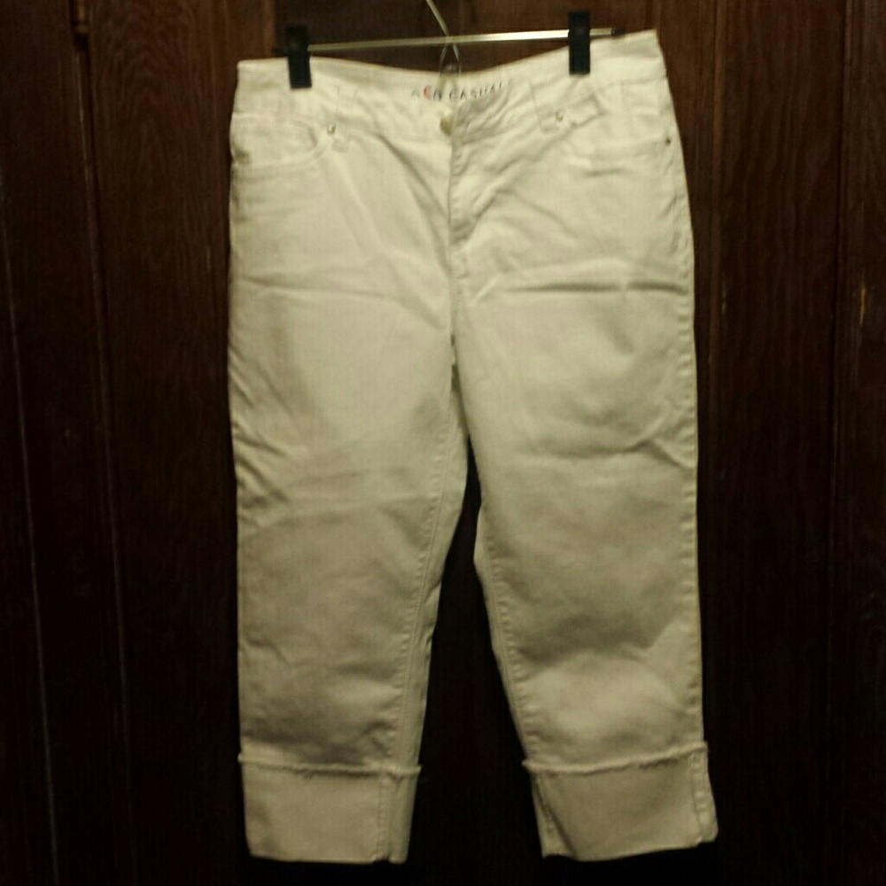 NWOT Oso Casual white Capri pants